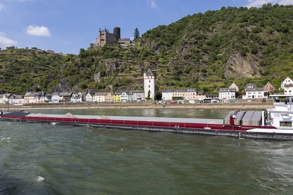 Sankt Goarshausen Tyskland Juli 2018 Pråm Med Last Seglar Längs — Stockfoto