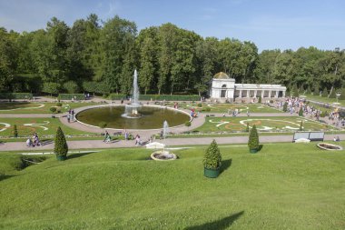 Petergof, St. Petersburg, Rusya Federasyonu - 09 Ağustos 2018: St. Petersburg Peterhof Devlet Müzesi yedekte aşağı parkı parçası