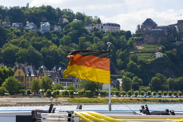Flaga Narodowa Niemiec Rufie Statku Tle Rzeki Ren — Zdjęcie stockowe