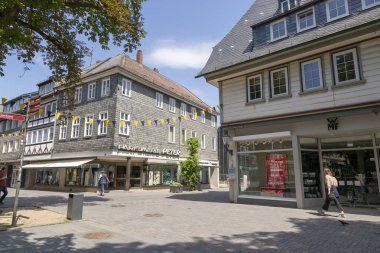 Goslar, Almanya - 08 Temmuz 2018: Almanya 'nın Goslar kentindeki merkez sokaklardan birinin görüntüsü