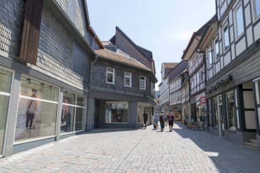 Goslar, Almanya - 08 Temmuz 2018: Almanya 'nın Goslar kentindeki merkez sokaklardan birinin görüntüsü