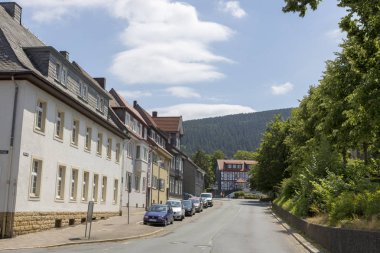 Goslar, Almanya - 08 Temmuz 2018: Almanya 'nın Goslar kentindeki merkez sokaklardan birinin görüntüsü