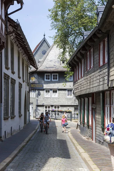 Goslar, Almanya - 08 Temmuz 2018: Almanya 'nın Goslar kentindeki merkez sokaklardan birinin görüntüsü