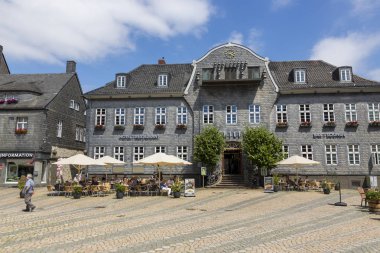 Goslar, Almanya - 08 Temmuz 2018: Goslar, Almanya merkezinde pazar meydanında binalar