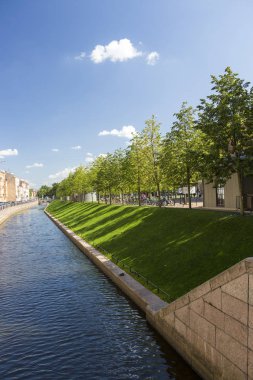 St. Petersburg, Rusya - 10 Ağustos 2018: Admiralty Canal city park 