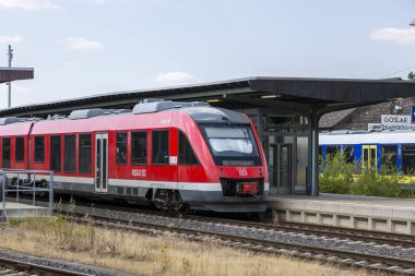Goslar, Almanya - 08 Temmuz 2018: Goslar, Almanya için tren istasyonunda tren standları