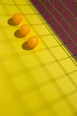 Natürmort turuncu topları ile soyut ve kafes