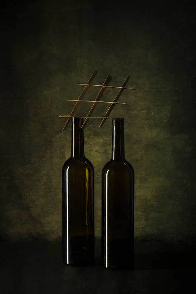 Stilleven Twobottles Met Twee Flessen Een Donkere Achtergrond — Stockfoto