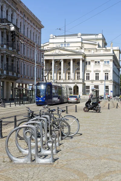 Wroclaw Polonia Julio 2018 Aparcamiento Para Bicicletas Tranvías Cerca Ópera — Foto de Stock