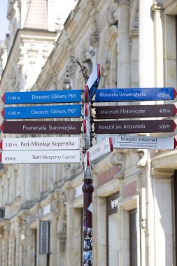 Wroclaw, Polonya - 09 Temmuz 2018: Street Dizin sürüş yönergeleri ve mesafeler Wroclaw, Polonya Merkezi.