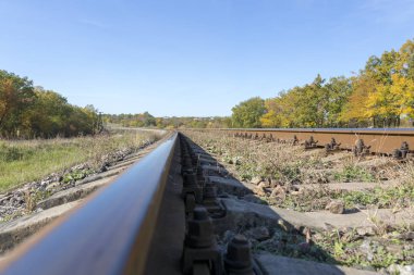Ufka uzanan yakın çekim demiryolu raylar