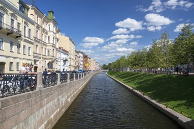St. Petersburg, Rusya - 10 Ağustos 2018: Admiralty Canal city park 