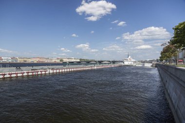 St. Petersburg, Rusya - 10 Ağustos 2018: İngilizce set St Petersburg gemiler için iskele görünümünü