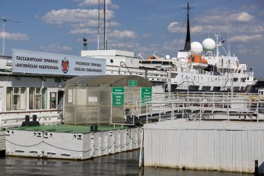 St. Petersburg, Rusya - 10 Ağustos 2018: İngiliz Quay yolcu terminal St Petersburg Neva nehrinde.