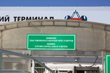 Bir işareti ile yazıt Rus ve İngiliz 