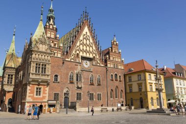 Wroclaw, Polonya - 09 Temmuz 2018: Town Hall bina Market Meydanı Wroclaw, Polonya
