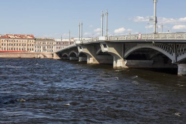 St Petersburg, Rusya - 10 Ağustos 2018: Neva Nehri St Petersburg Blagoveshchensky Köprüsü