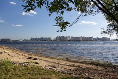 St. Petersburg'Krestovsky adasının kıyı şeridi