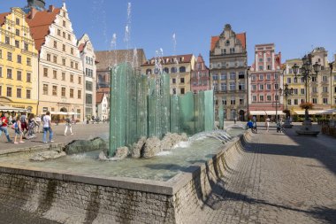 Wroclaw, Polonya - 09 Temmuz 2018: Güzel Çeşme Pazarı Meydanı Wroclaw, Polonya