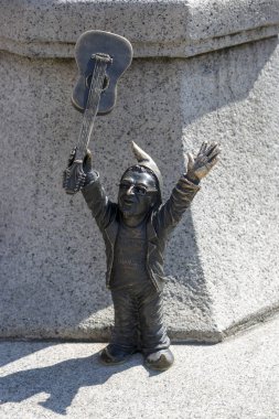 Wroclaw, Polonya - 09 Temmuz 2018: Seyirci Wroclaw'ın cüce gitarist ağırlıyor.