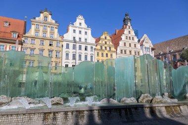 Wroclaw, Polonya - 09 Temmuz 2018: Güzel Çeşme Pazarı Meydanı Wroclaw, Polonya