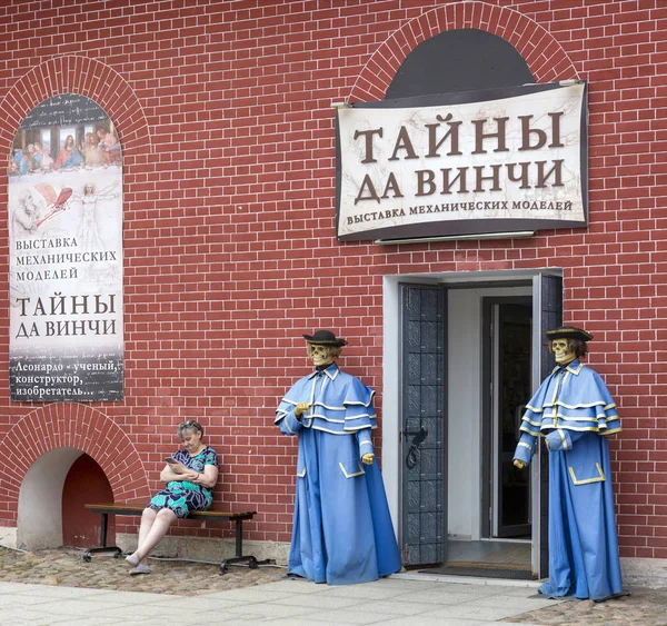 俄罗斯圣彼得堡 2018年8月11日 圣彼得堡彼得和保罗要塞号上机械模型展览入口处的长凳上的妇女 — 图库照片