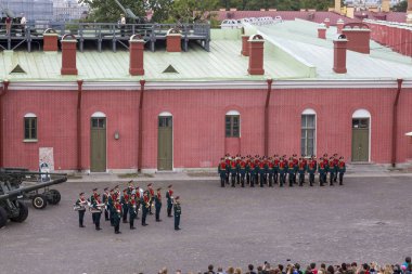 St. Petersburg, Rusya - 11 Ağustos 2018: Peter ve Paul Fortress St Petersburg Naryshkin Kalesi içinde şeref kıtası boşanma töreni.