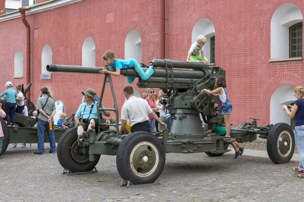 俄罗斯圣彼得堡 2018年8月11日 儿童和成人参观彼得和保罗要塞领土上的博物馆大炮 — 图库照片