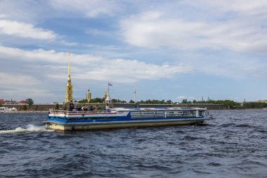 St. Petersburg, Rusya - 11 Ağustos 2018: Zevk tekne Peter ve Paul Fortress St Petersburg çerçevede Neva nehrinde