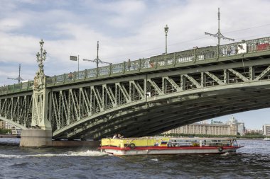 St. Petersburg, Rusya - 11 Ağustos 2018: Zevk tekne yelken, St. Petersburg Trinity Köprüsü altında
