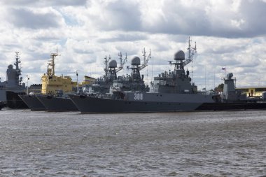 St. Petersburg, Rusya - 13 Ağustos 2018: Gemi Kronstadt iskelede Rus donanmasının