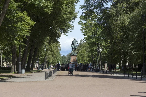 Petersburg Rusko Srpna 2018 Turisté Před Památník Zakladatele Města Kronštadtu — Stock fotografie