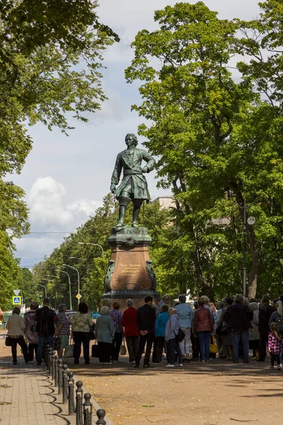San Petersburgo Rusia Agosto 2018 Turistas Frente Monumento Fundador Ciudad — Foto de Stock