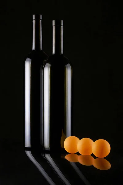 ボトルとオレンジ ボールのある静物 — ストック写真