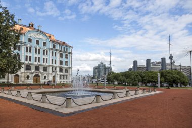 St. Petersburg, Rusya - 14 Ağustos 2018: Çeşme önünde St Petersburg Nakhimov Donanma okulda