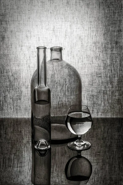 Bodegón Blanco Negro Con Dos Botellas Vaso — Foto de Stock