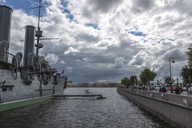 St. Petersburg, Rusya - 14 Ağustos 2018: Parçası St. Petersburg Baltic filo Aurora'da Kruvazör