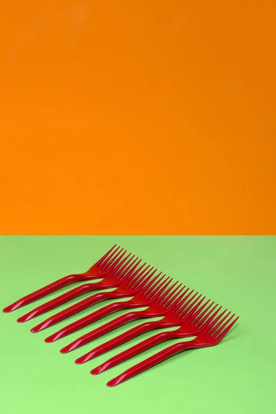 Naturaleza Muerta Abstracta Con Tenedores Rojos Sobre Fondo Color — Foto de Stock