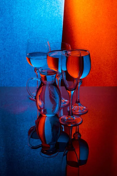 Nature Morte Avec Des Objets Verre Sur Fond Coloré — Photo