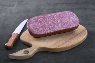 Cervelat sosis bir mutfak ahşap tahta üzerinde