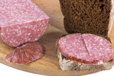 Ekmek ve sosis Cervelat mutfak masasında