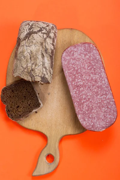 Brot Und Wurst Cervelat Auf Dem Küchentisch — Stockfoto