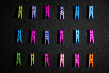 Siyah bir arka plan rengi dekoratif clothespins dönüştürün