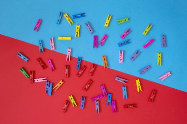 Renkli bir arka plan üzerinde renkli dekoratif clothespins dönüştürün