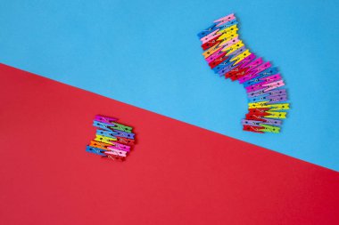 Renkli bir arka plan üzerinde renkli dekoratif clothespins dönüştürün