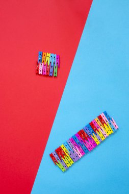 Renkli bir arka plan üzerinde renkli dekoratif clothespins dönüştürün