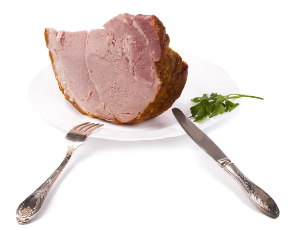 白い背景の上のプレートに新鮮な豚肉ハムの大部分 — ストック写真