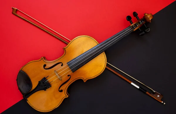 Violin Och Rosett Röd Och Svart Bakgrund — Stockfoto