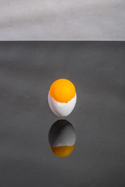 Eggshell Vast Lucht Boven Tabel Met Een Oranje Bal — Stockfoto