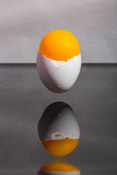 Eggshell Vast Lucht Boven Tabel Met Een Oranje Bal — Stockfoto